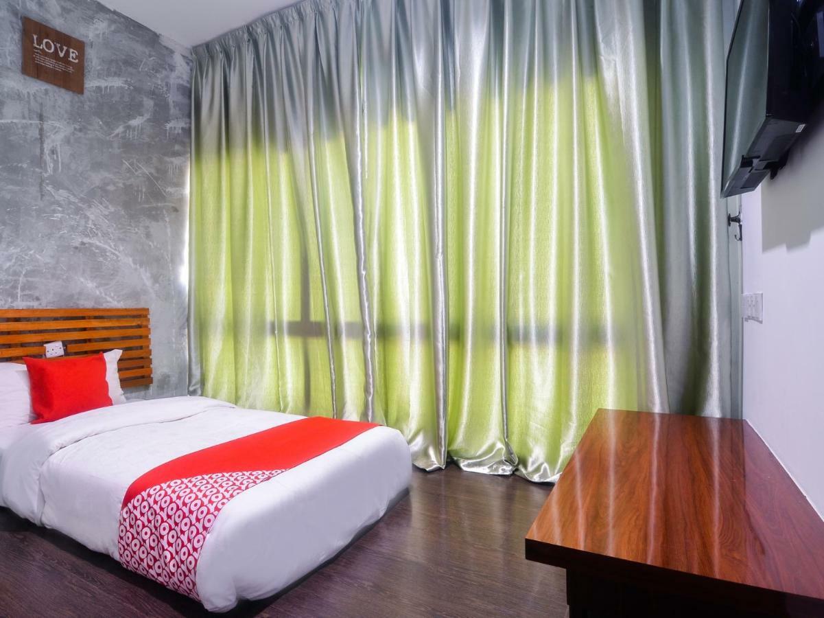 Oyo 1119 Memoire Express Hotel Kuching Extérieur photo