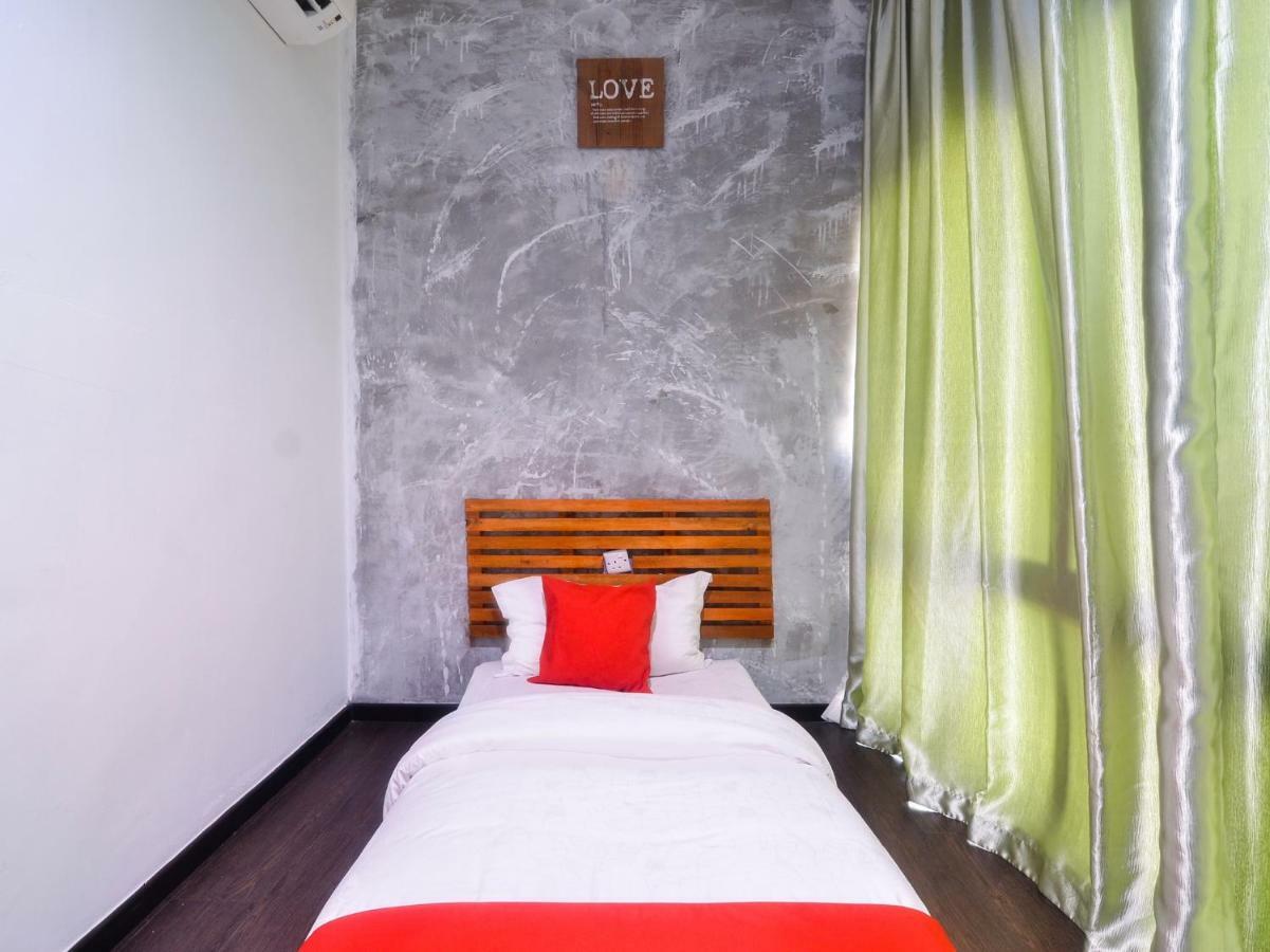 Oyo 1119 Memoire Express Hotel Kuching Extérieur photo